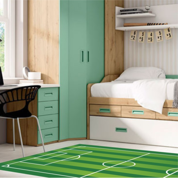 Habitación infantil con cama, armario verde y alfombra de campo de fútbol.