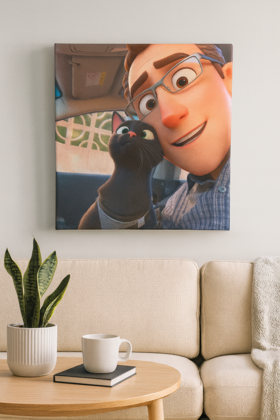 Hombre sonriente acariciando un gato negro, con una planta y una taza en un sofá cercano.
